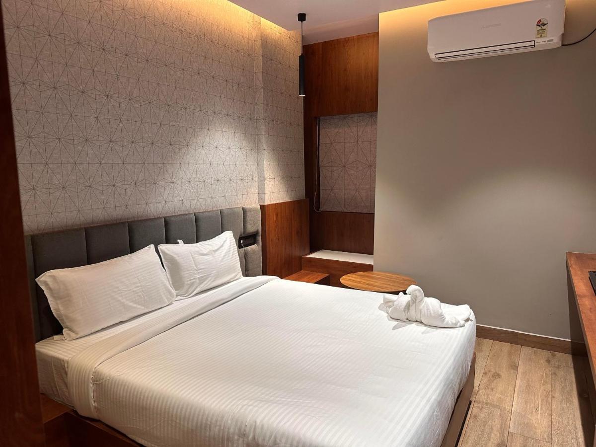V Hotel Brahmapur Esterno foto