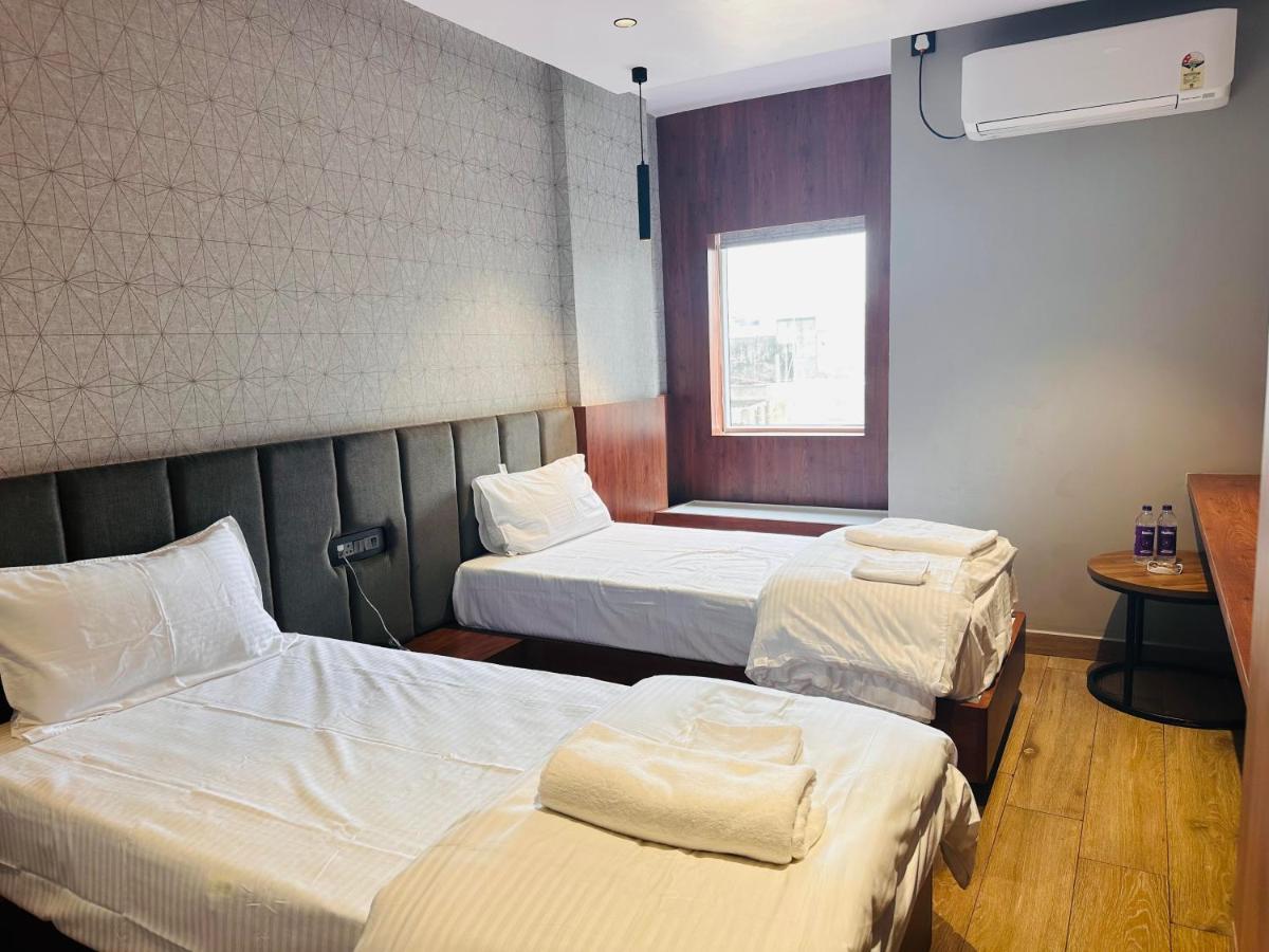 V Hotel Brahmapur Esterno foto