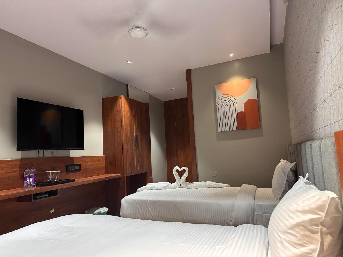 V Hotel Brahmapur Esterno foto