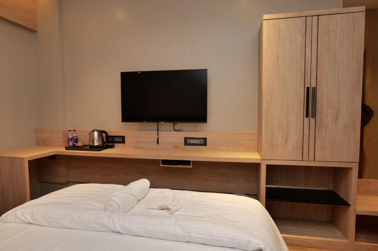 V Hotel Brahmapur Esterno foto