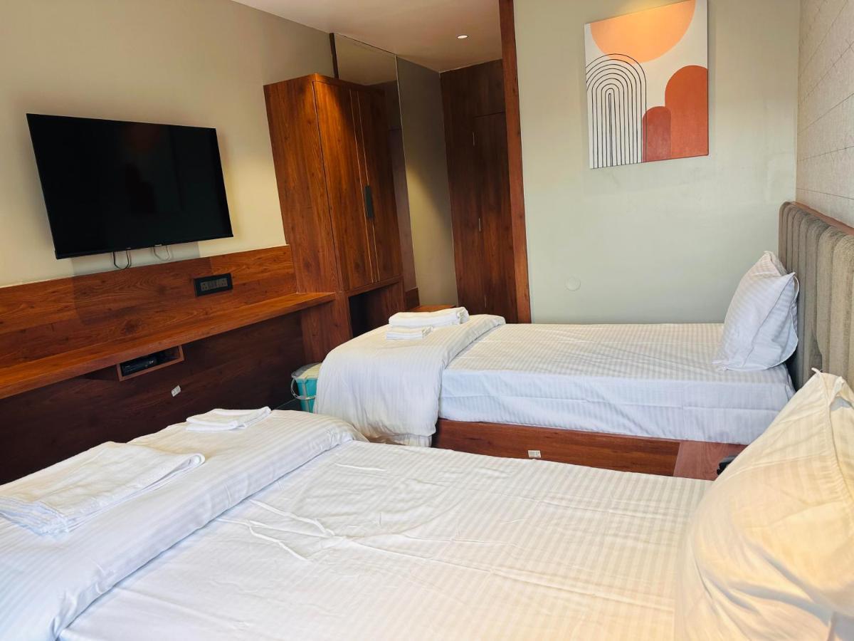 V Hotel Brahmapur Esterno foto