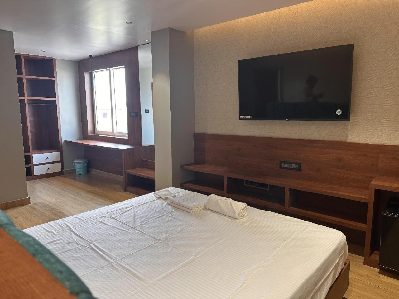 V Hotel Brahmapur Esterno foto